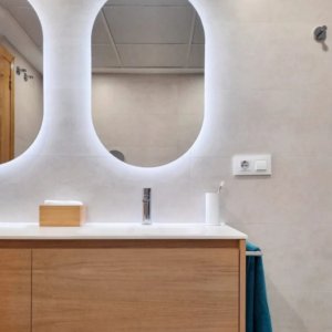 Reforma baño con espejo retroiluminado moderno