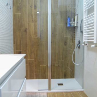 Reforma de cuarto de baño blanco y madera