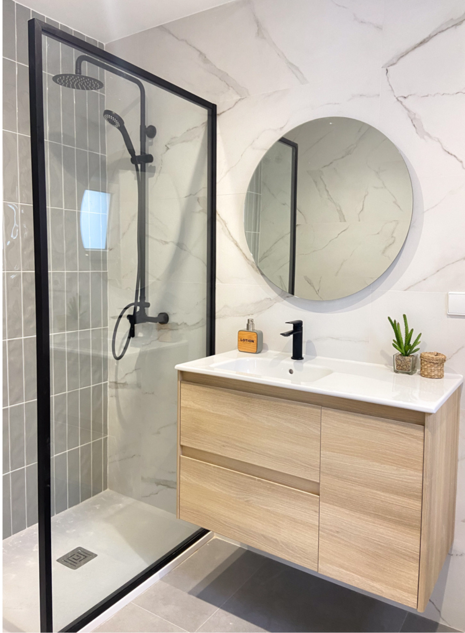 Reforma de baño moderno en Valencia con tonos cálidos