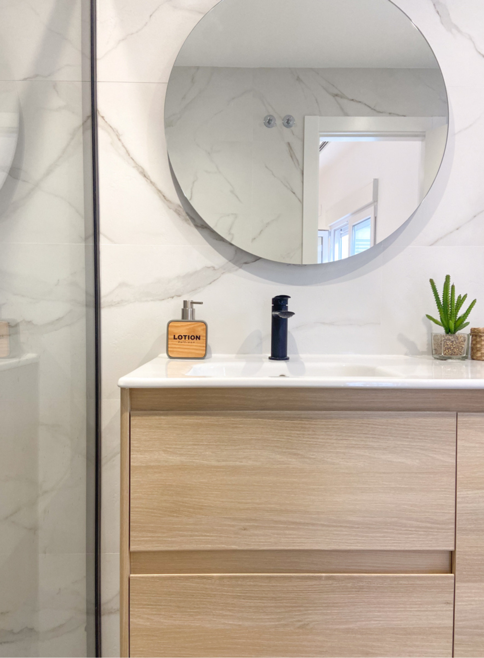 Reforma de baño mueble, lavabo y espejo con led moderno en Valencia con tonos cálidos