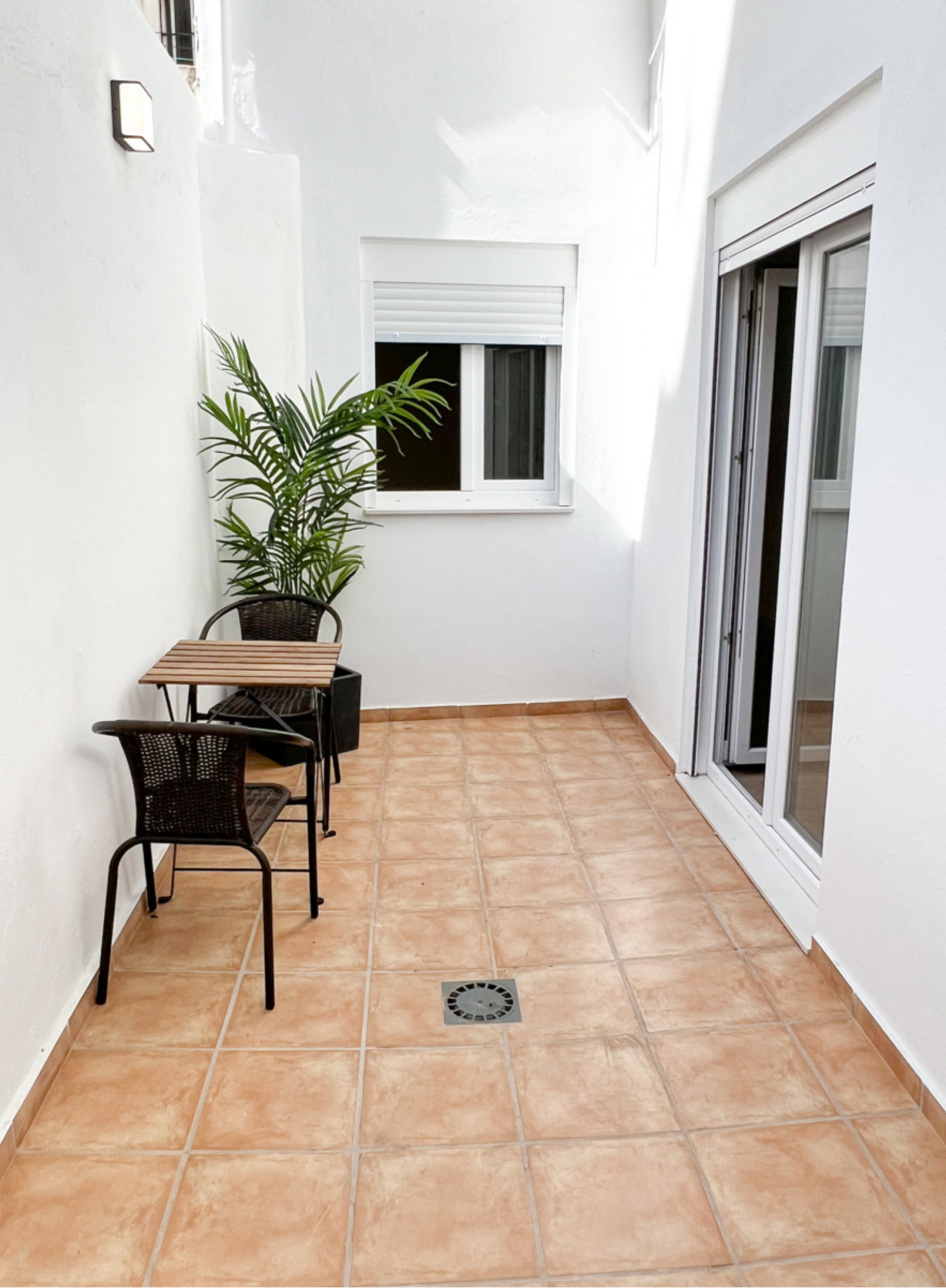 Terraza interior tonos blanco y madera