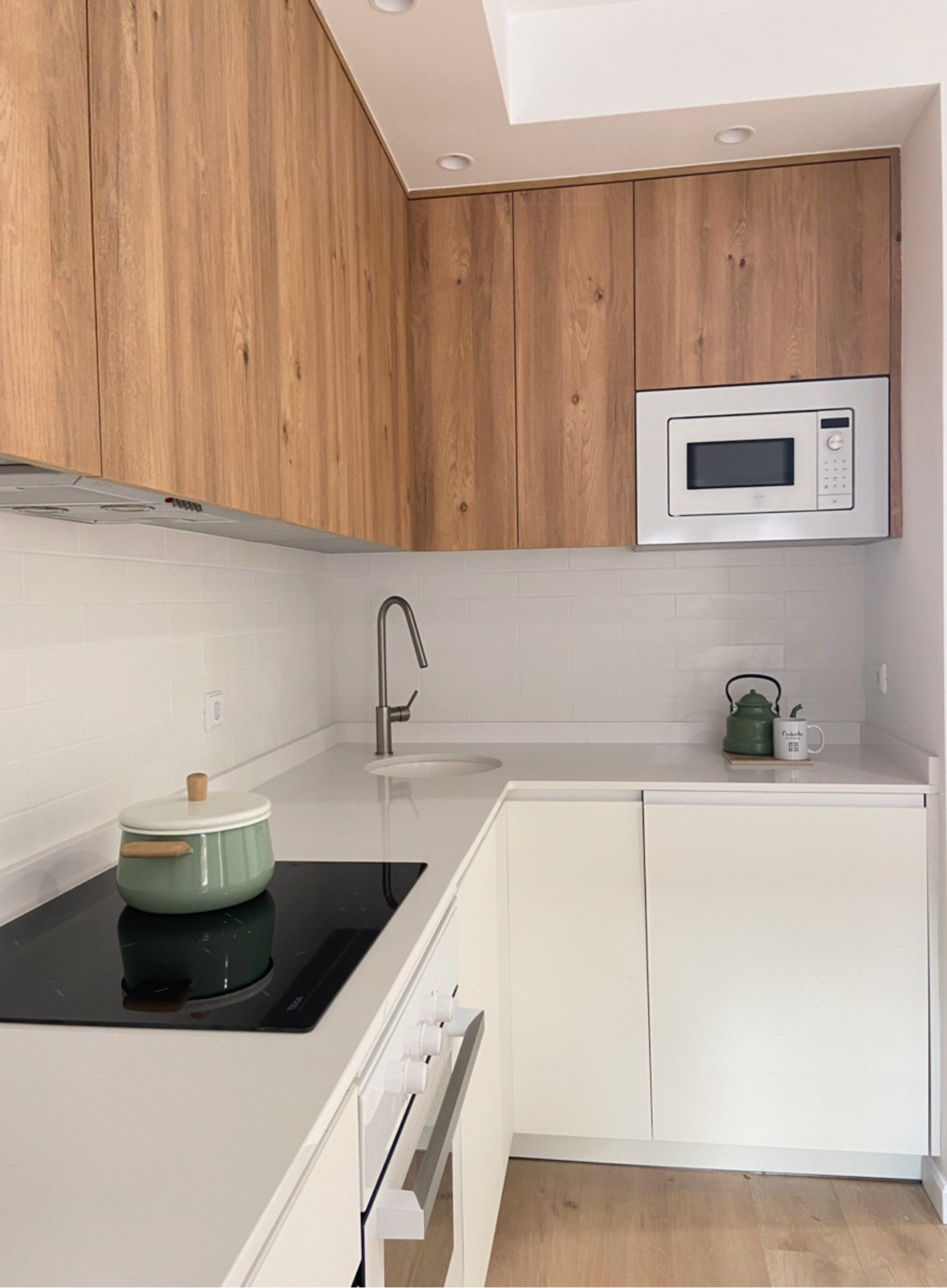 Cocina moderna tonos blanco y madera