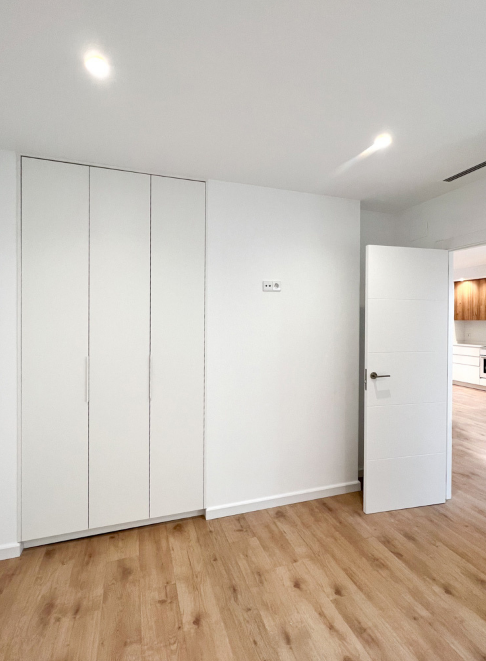 Habitación moderna tonos blanco y madera