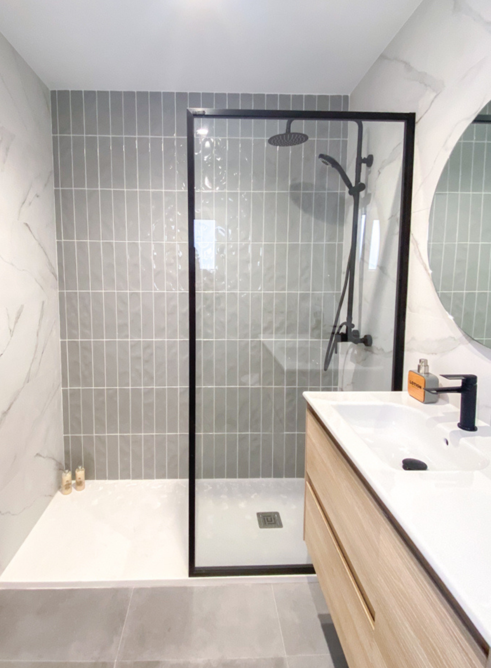 Reforma de baño moderno en Valencia con tonos cálidos