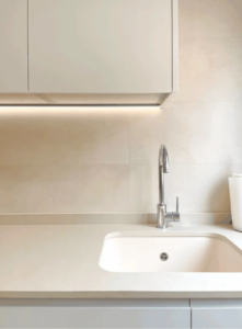 Encimera minimalista tonos claros y cálidos L'aixeta Valencia