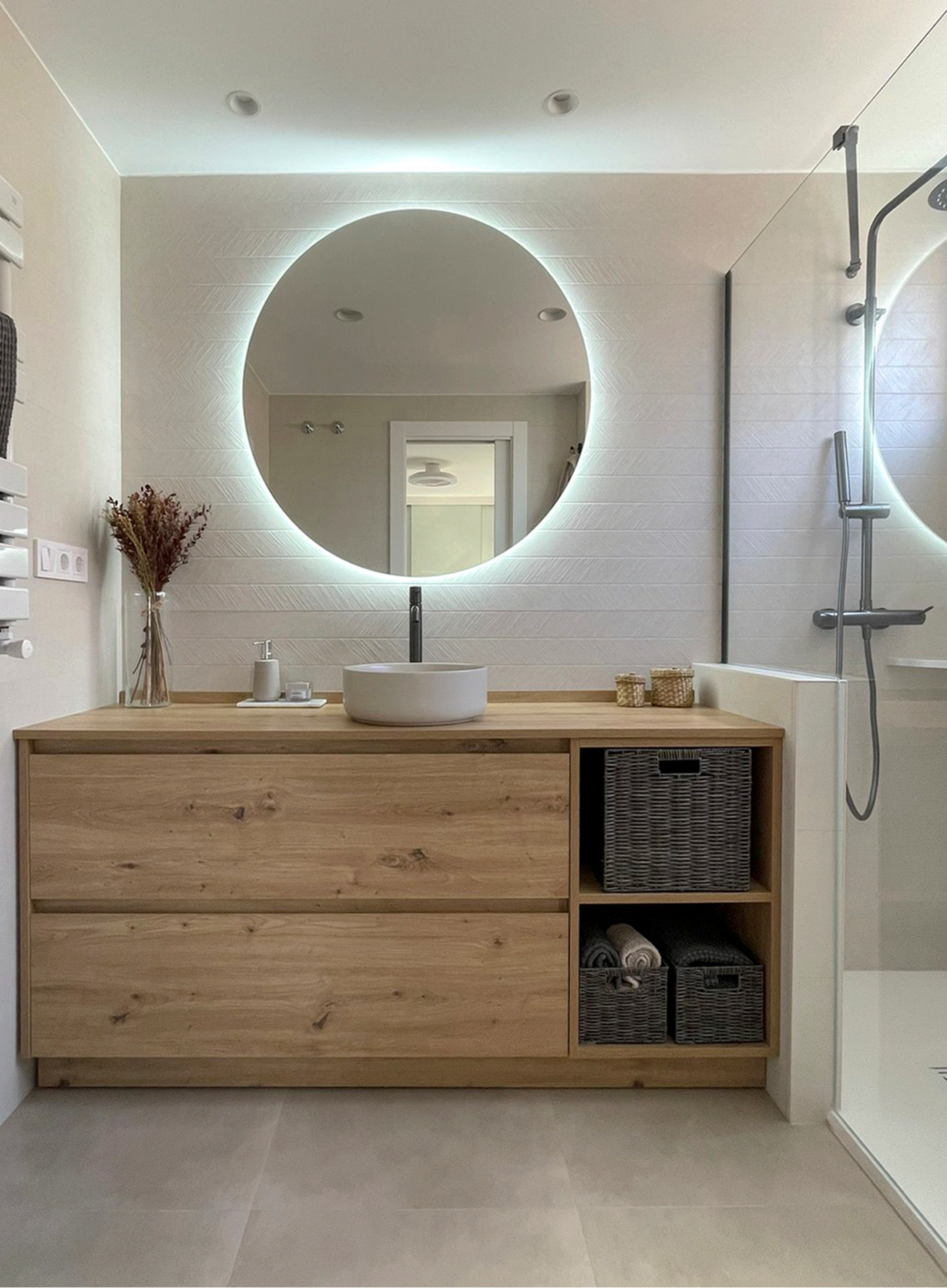 Reforma de baño en Valencia Reforma de baño mueble, lavabo y espejo con led moderno en Valencia con tonos cálidos