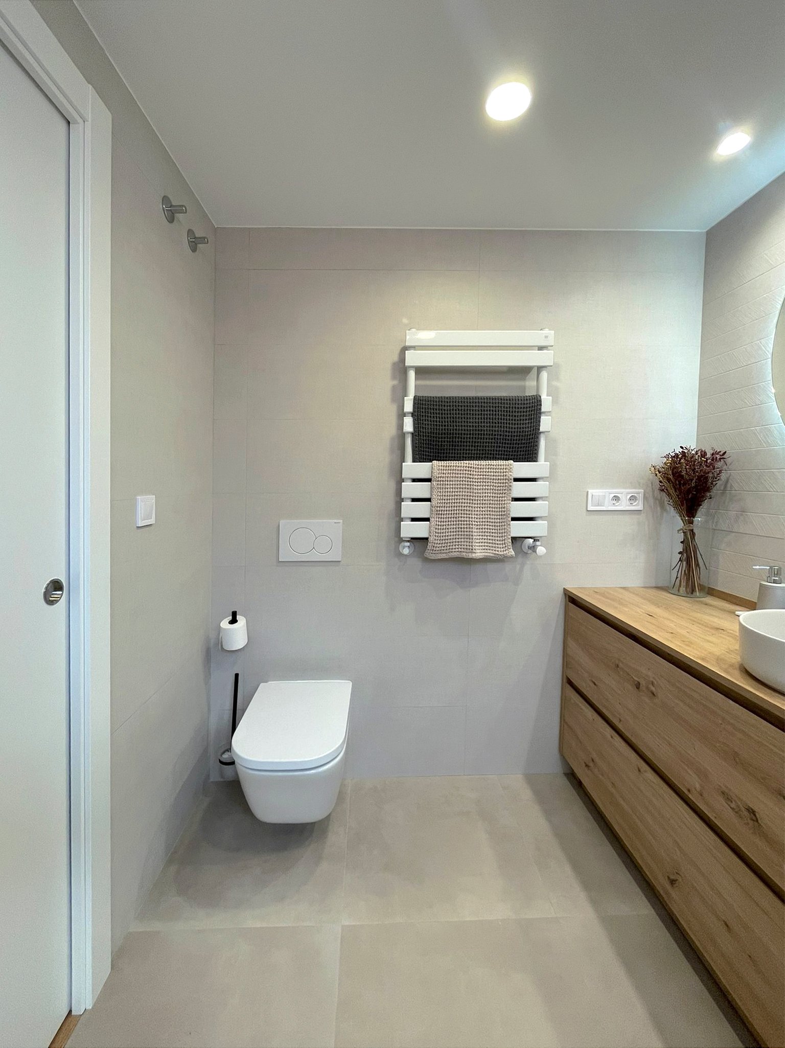 Reforma integral baño en Valencia Reforma de baño moderno en Valencia con tonos cálidos