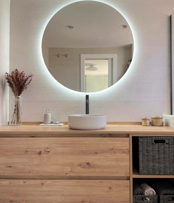 Reforma de baño en Valencia Reforma de baño mueble, lavabo y espejo con led moderno en Valencia con tonos cálidos