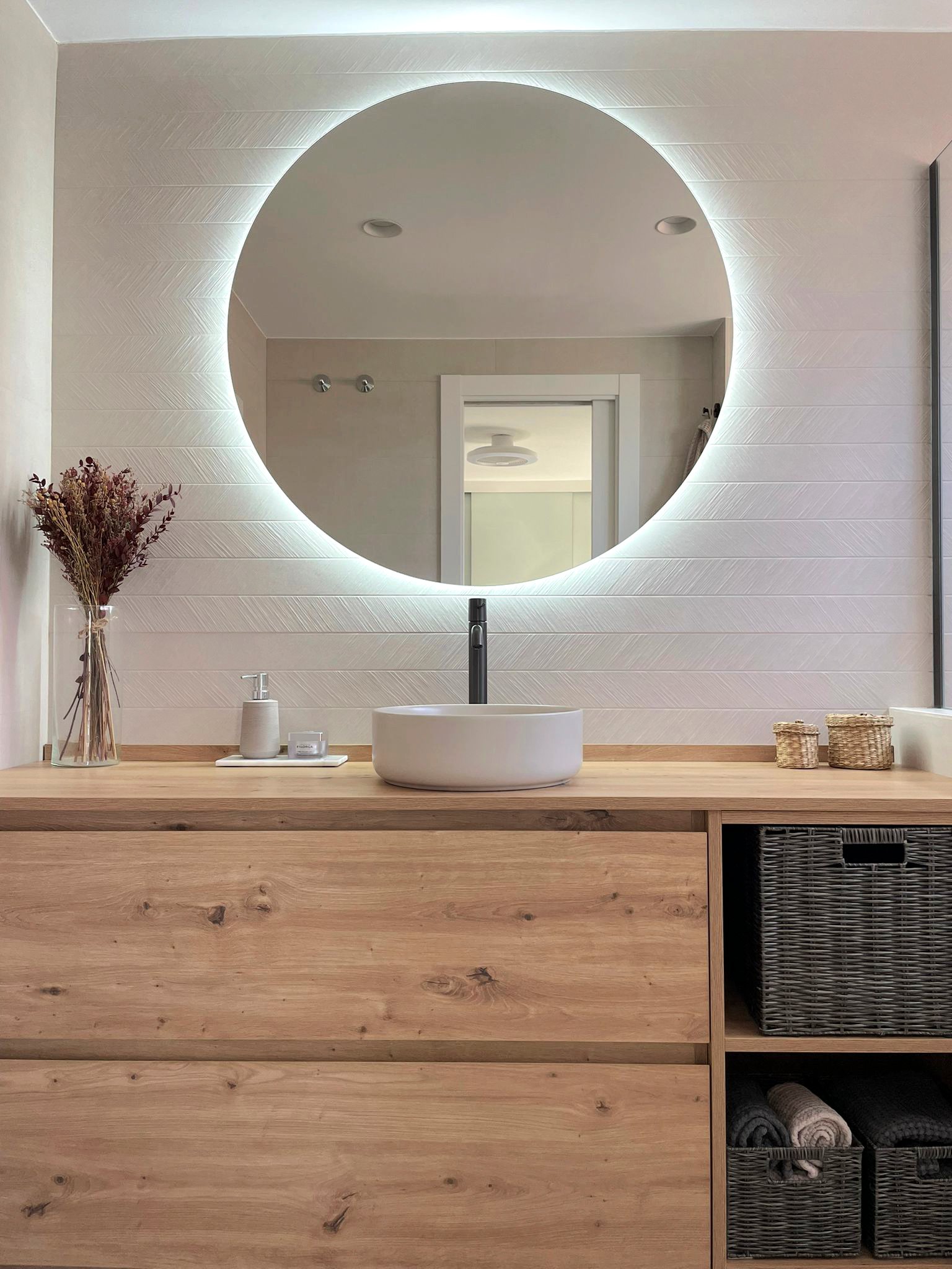 Reforma de baño en Valencia Reforma de baño mueble, lavabo y espejo con led moderno en Valencia con tonos cálidos