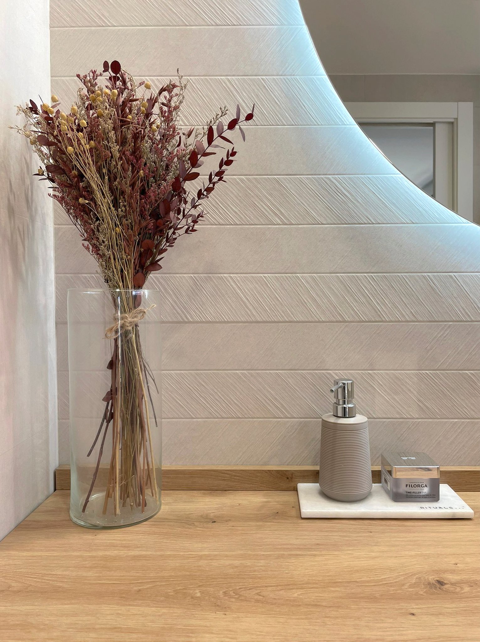 Reforma de baño en Valencia Decoración de baño moderno en Valencia con tonos cálidos