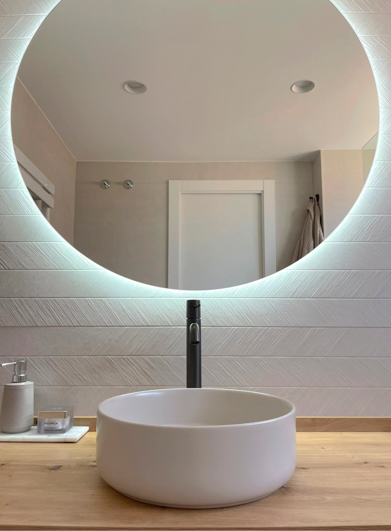 Reforma de baño en Valencia Reforma de baño lavabo y espejo con led moderno en Valencia con tonos cálidos