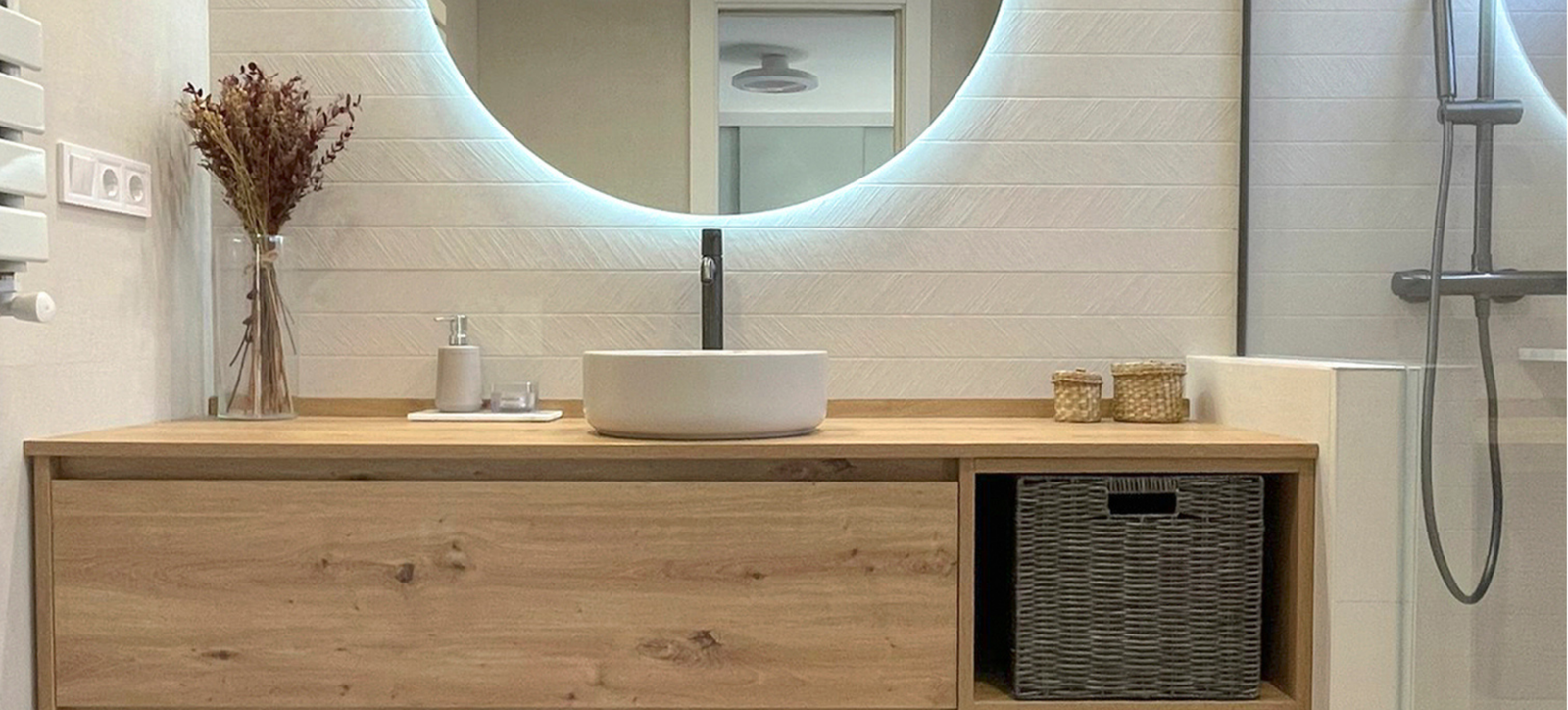 Reforma de baño en Valencia Reforma de baño mueble, lavabo y espejo con led moderno en Valencia con tonos cálidos