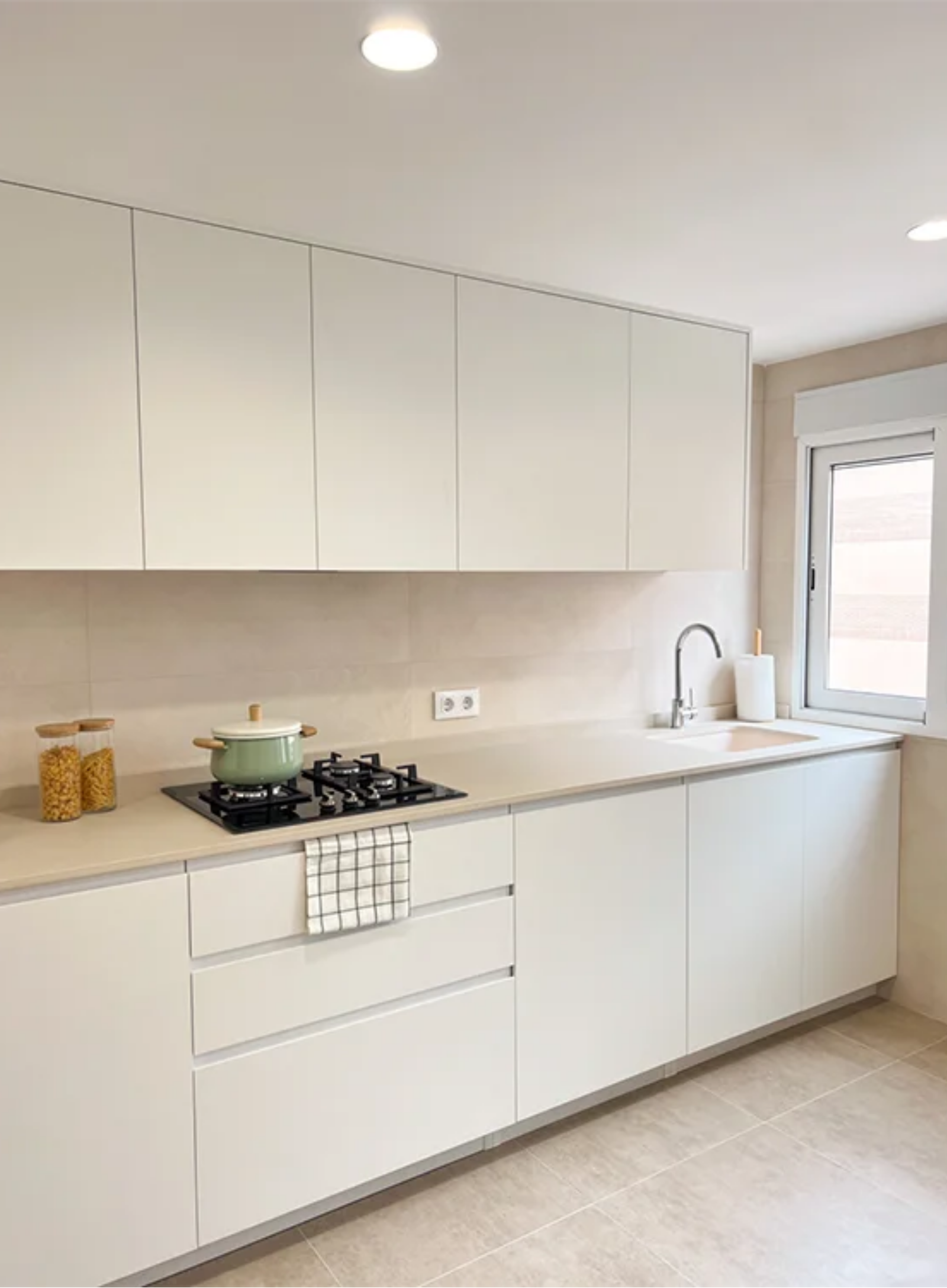 Reforma integral cocina tonos claros y cálidos L'aeixeta