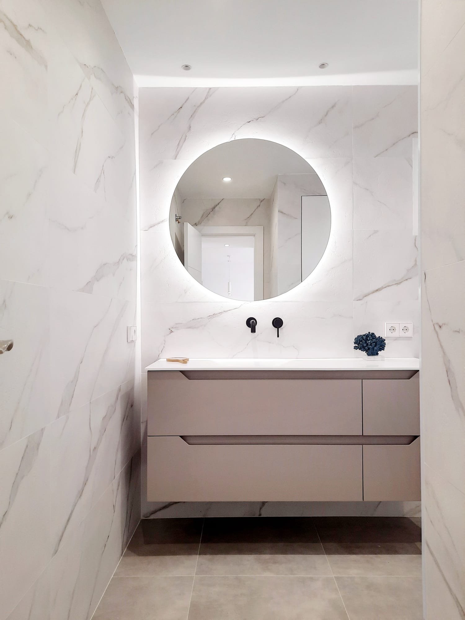 Reforma baño espejo retroiluminado L'aeixeta